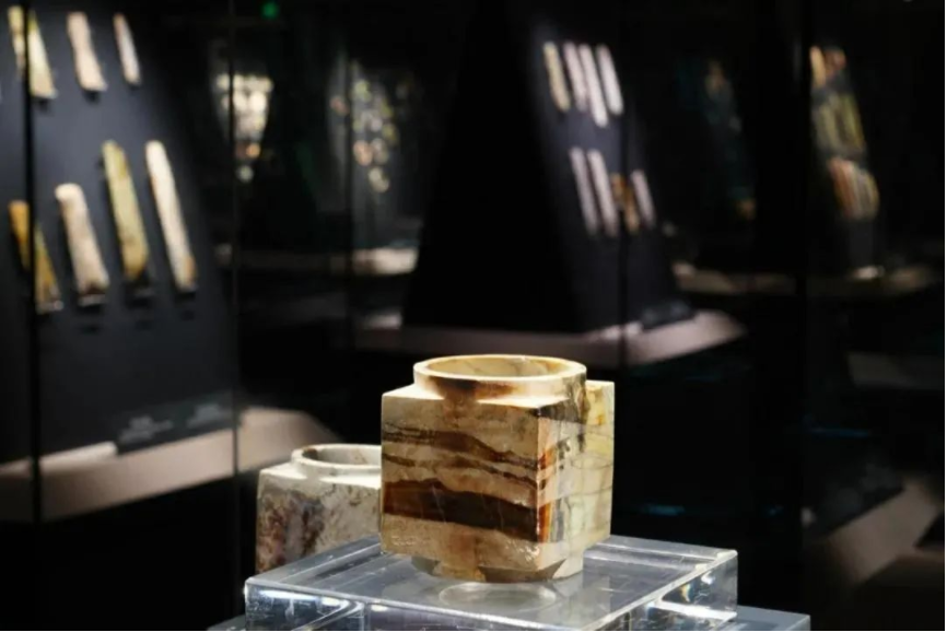 看到這張照片，你是不是以為玉琮在“裸展”？沒錯，確實像。但它真的沒有裸展